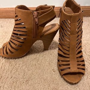 Heart in D brown heels